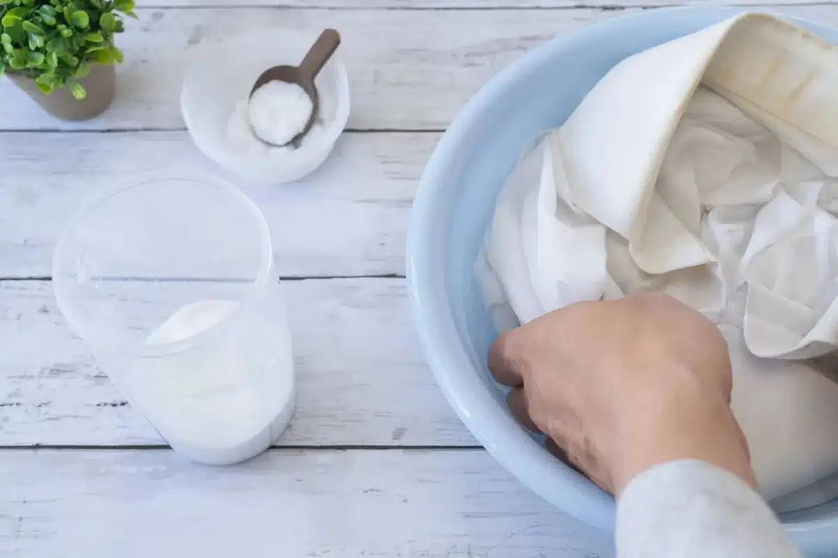 Jak odstranit skvrny od potu z oblečení – levné a skutečně účinné domácí metody