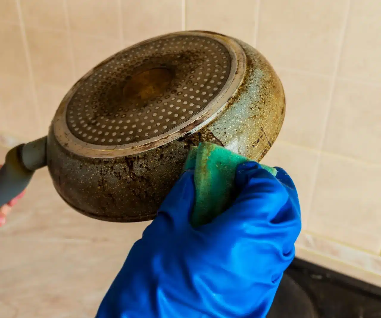 Namočte ručník do tohoto prostředku a přiložte ho na připálenou pánev. Jako kouzelná houba odstraní připálené zbytky. Jak opravit připálenou pánev ze spodní strany.