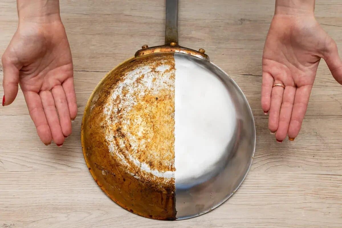 Namočte ručník do tohoto prostředku a přiložte ho na připálenou pánev. Jako kouzelná houba odstraní připálené zbytky. Jak opravit připálenou pánev ze spodní strany.