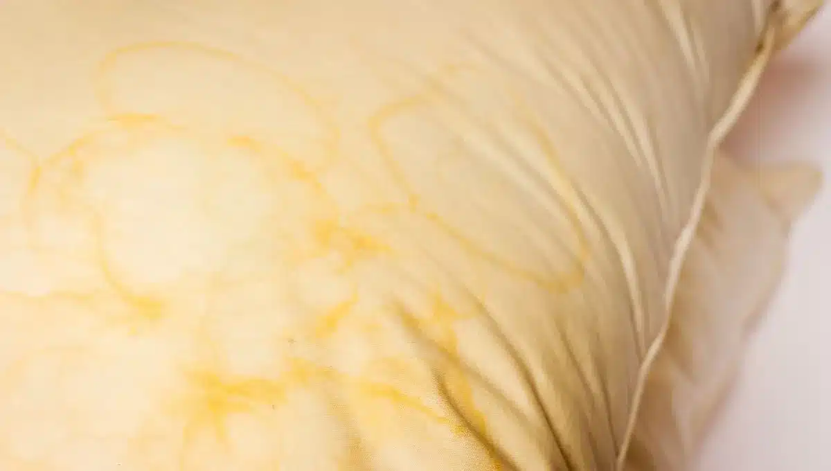 Jak správně prát polštáře a odstranit žluté a hnědé skvrny.