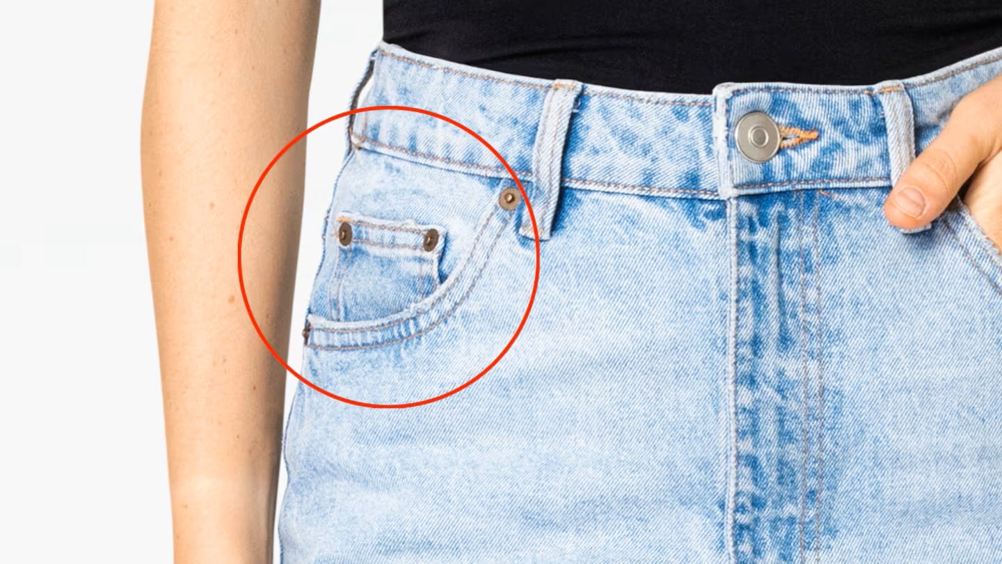 Málokdo ví, k čemu slouží trojúhelník, který nosí potápěči. Ačkoli dnes je to pouze estetický detail, původně se objevil v 20. letech 20. století a měl praktické využití.